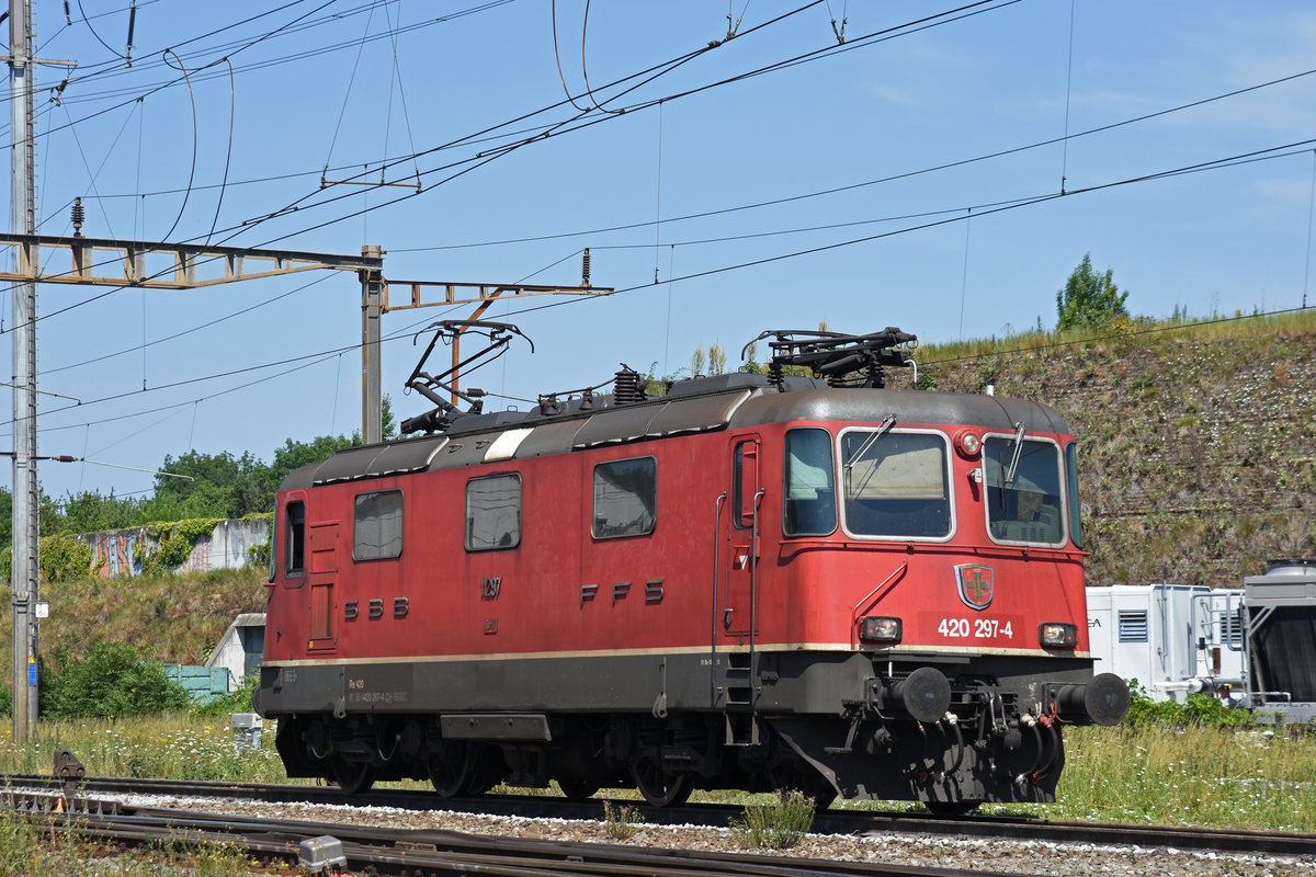 Re 420 297-4 durchfährt den Bahnhof Pratteln. Die Aufnahme stammt vom 01.07.2019.