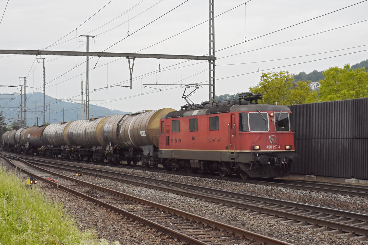 Re 420 297-4 durchfährt den Bahnhof Gelterkinden. Die Aufnahme stammt vom 13.05.2020.