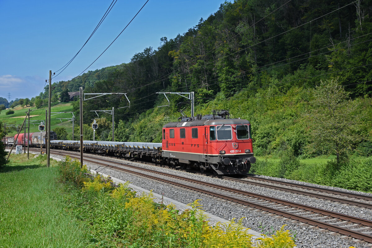 Re 420 297-4 fährt Richtung Bahnhof Tecknau. Die Aufnahme stammt vom 25.08.2021.