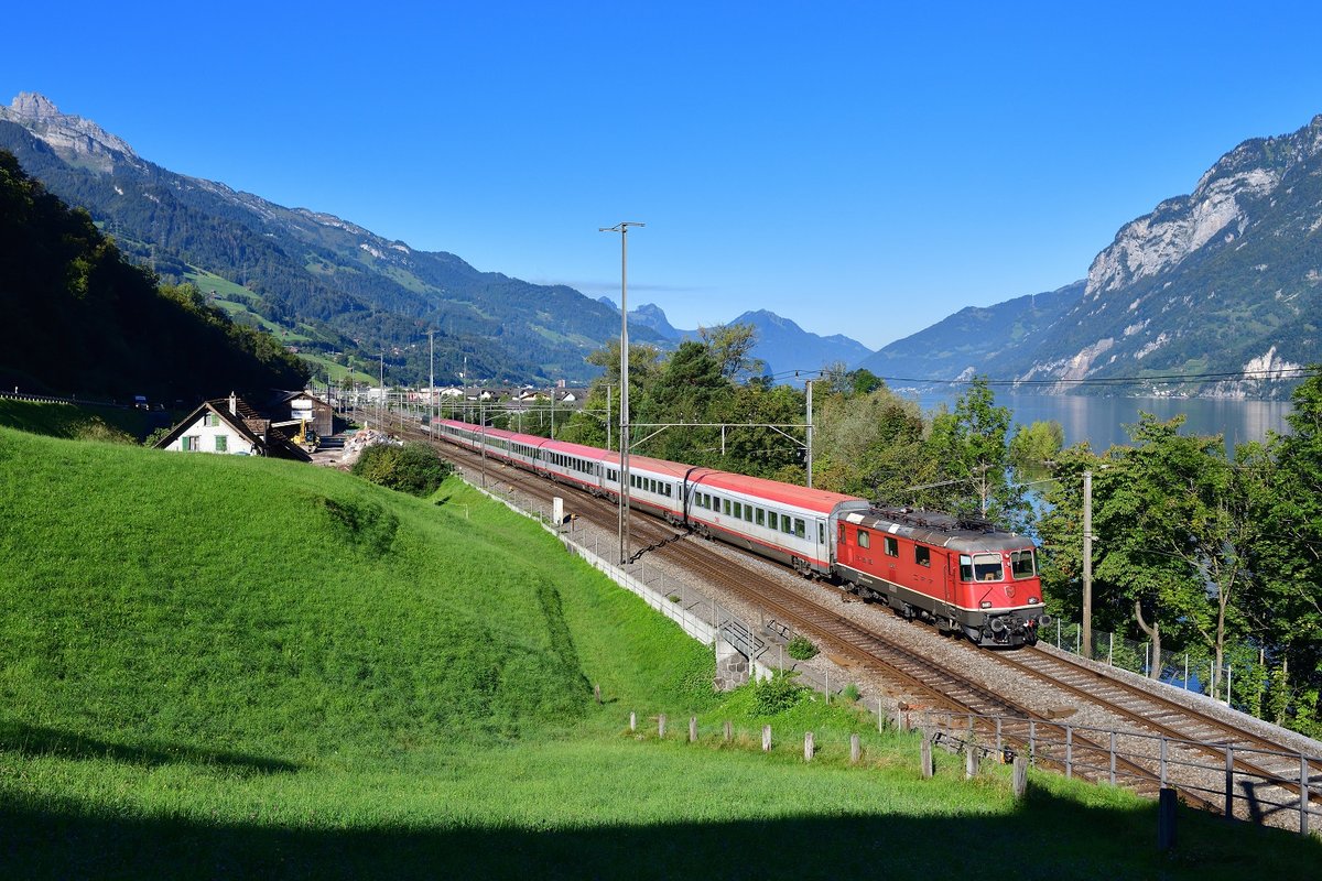 Re 420 300 mit EC 163 am 09.09.2020 bei Unterterzen.