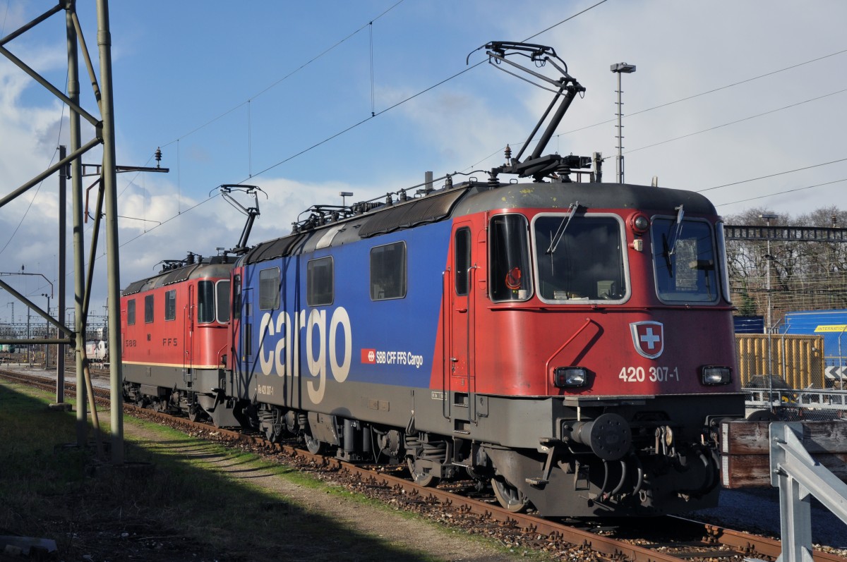 Re 420 304-1 und Re 4/4 II 11278 am Güterbahnhof Muttenz. Die Aufnahme stammt vom 27.01.2014.