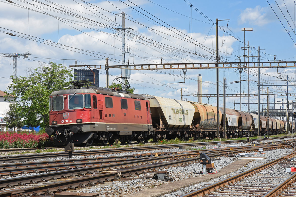 Re 420 306-3 durchfährt den Bahnhof Pratteln. Die Aufnahme stammt vom 31.05.2019.