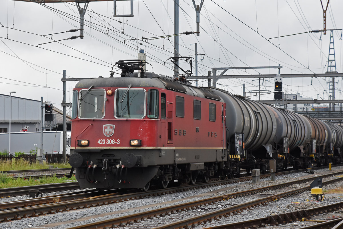 Re 420 306-3 durchfährt den Bahnhof Pratteln. Die Aufnahme stammt vom 11.06.2019.