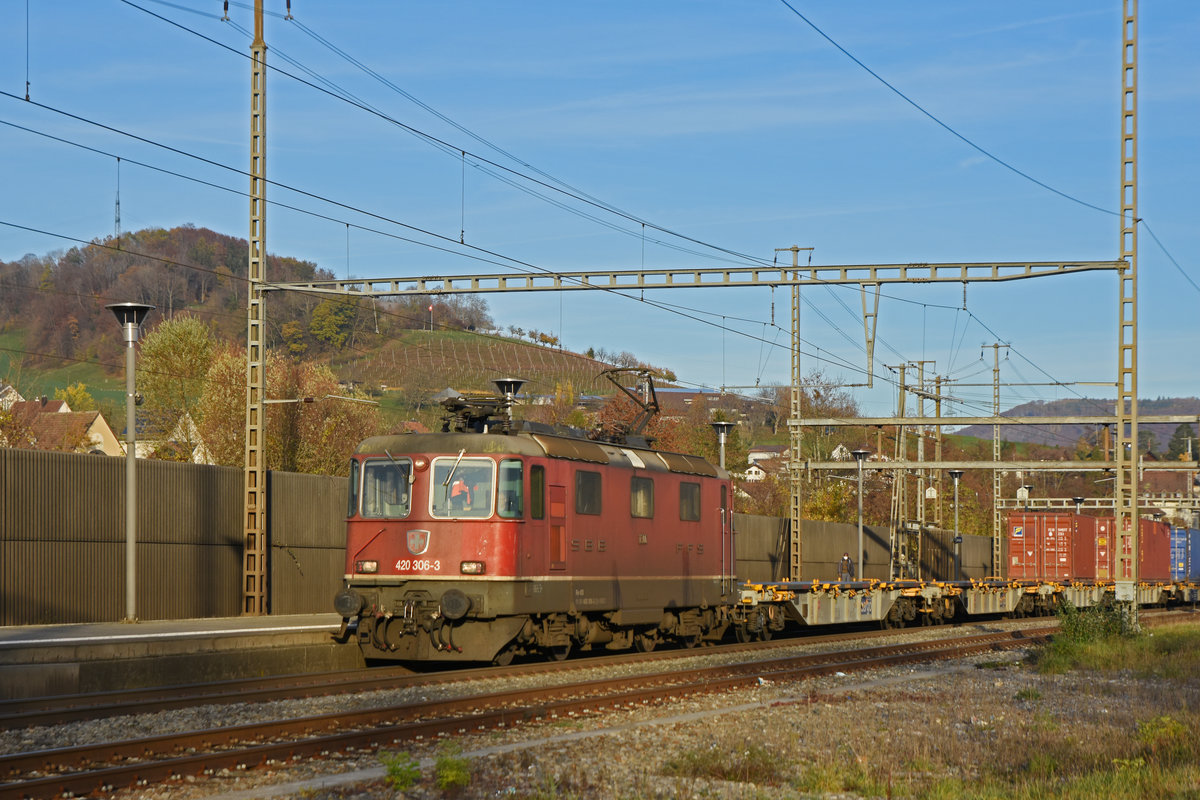 Re 420 306-3 durchfährt den Bahnhof Gelterkinden. Die Aufnahme stammt vom 13.11.2020.