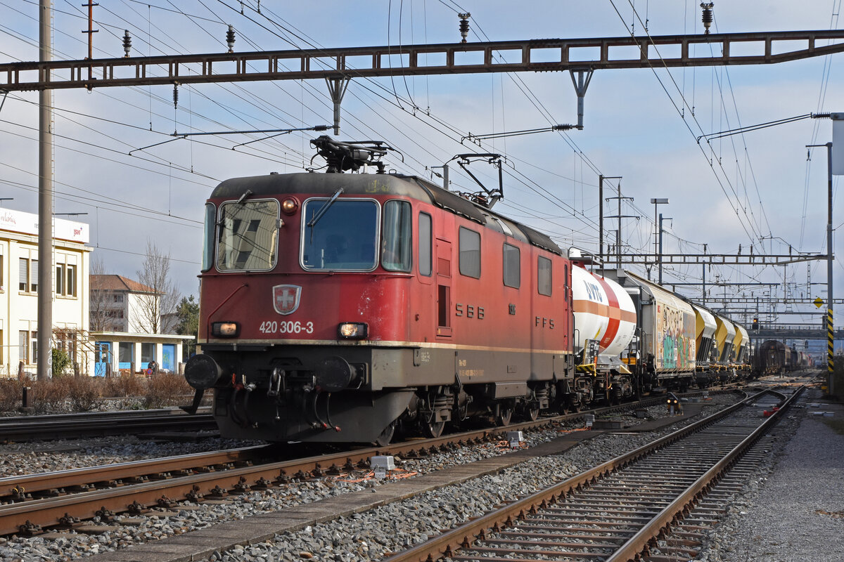Re 420 306-3 durchfährt den Bahnhof Pratteln. Die Aufnahme stammt vom 28.01.2022.