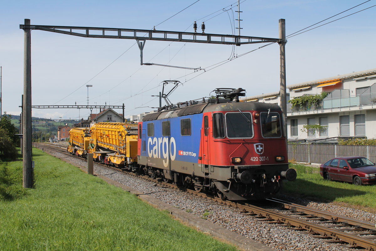 Re 420 307-1 am 10.9.2019 in Winterthur Wülflingen mit einer Baumaschine.