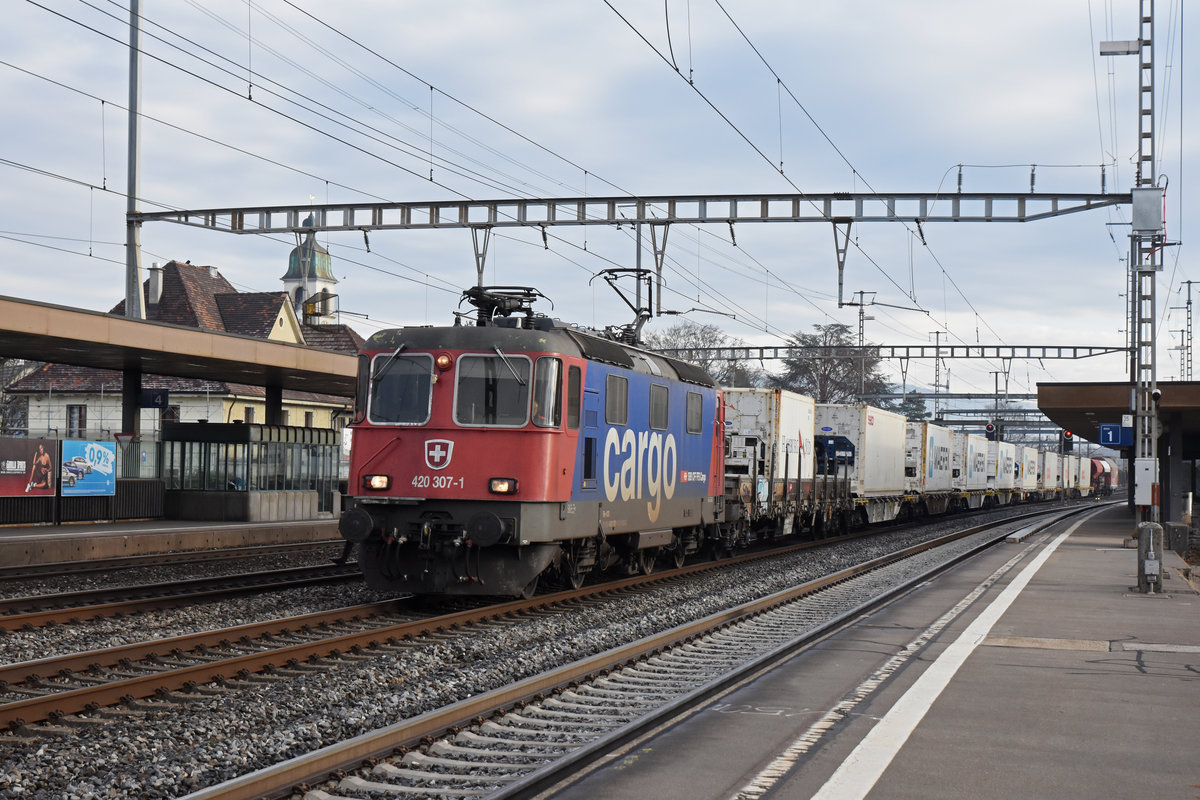 Re 420 307-1 durchfährt den Bahnhof Rupperswil. Die Aufnahme stammt vom 17.01.2020.