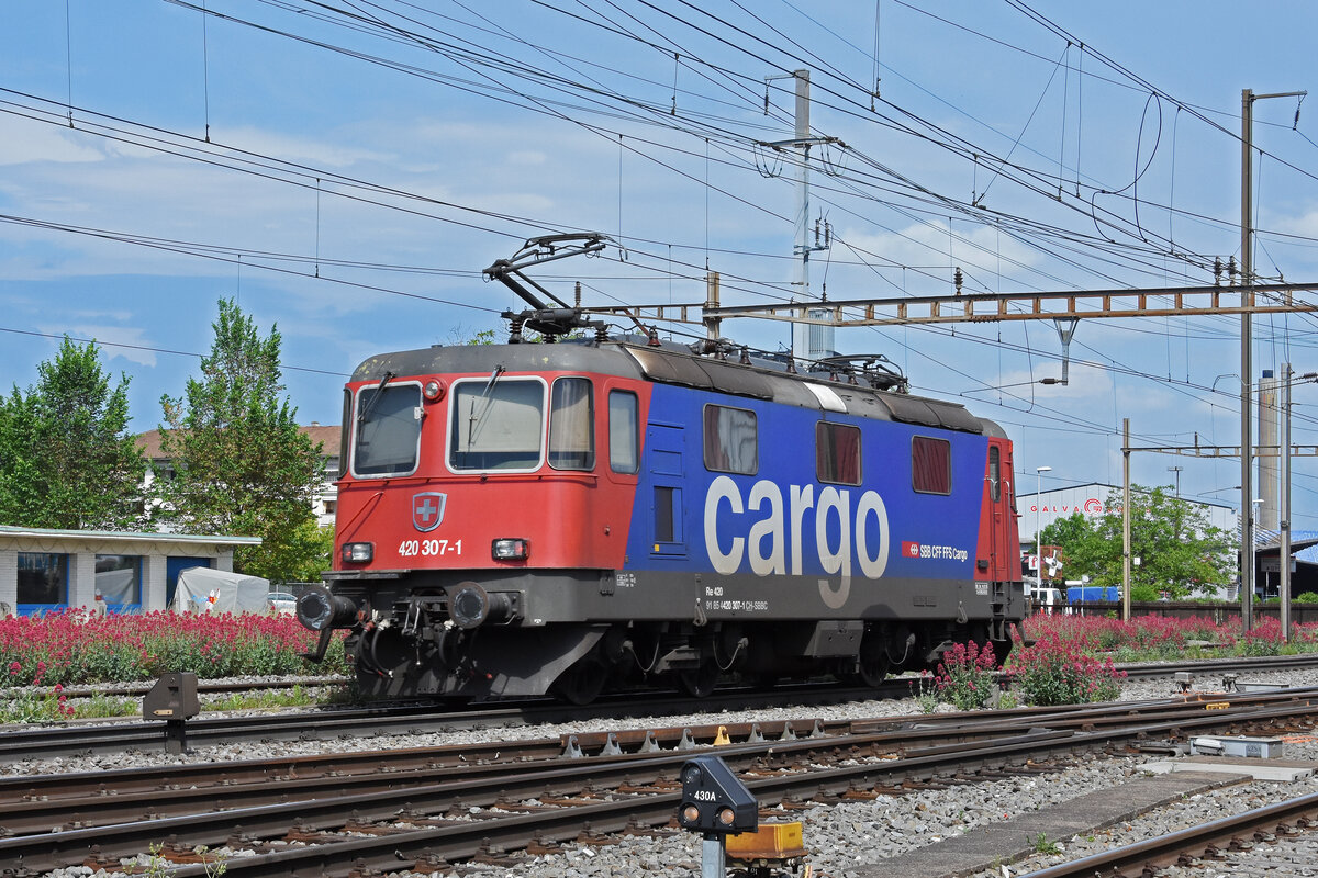 Re 420 307-1 durchfährt solo den Bahnhof Pratteln. Die Aufnahme stammt vom 16.05.2022.
