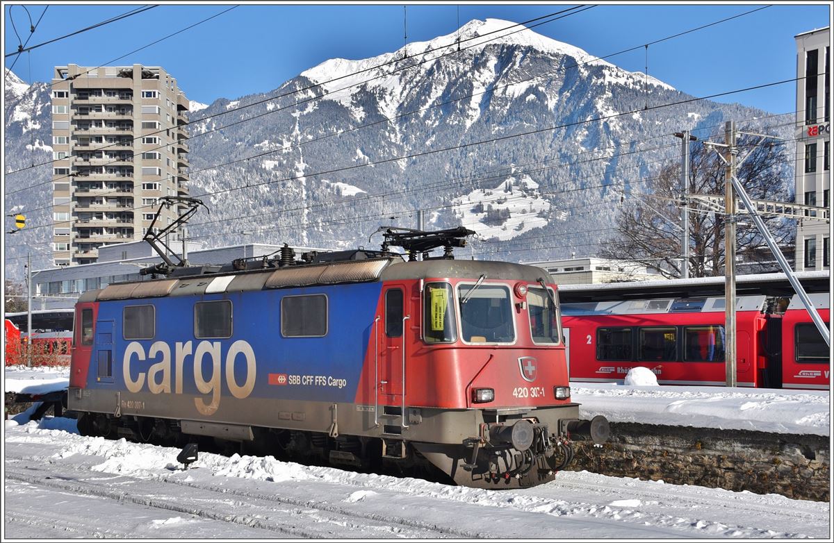 Re 420 307-1 in Landquart mit Vilan 2376m im Hintergrund. (19.01.2017)