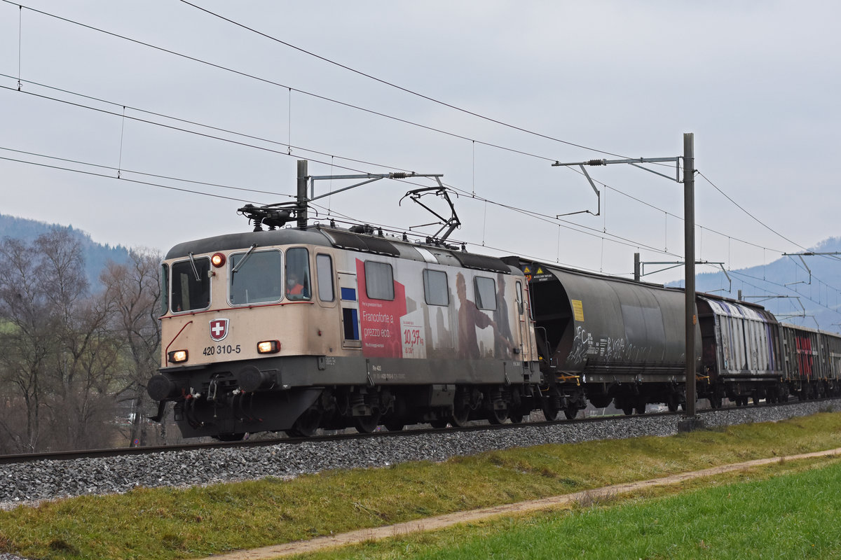 Re 420 310-5 fährt Richtung Bahnhof Tecknau. Die Aufnahme stammt vom 04.01.2021.