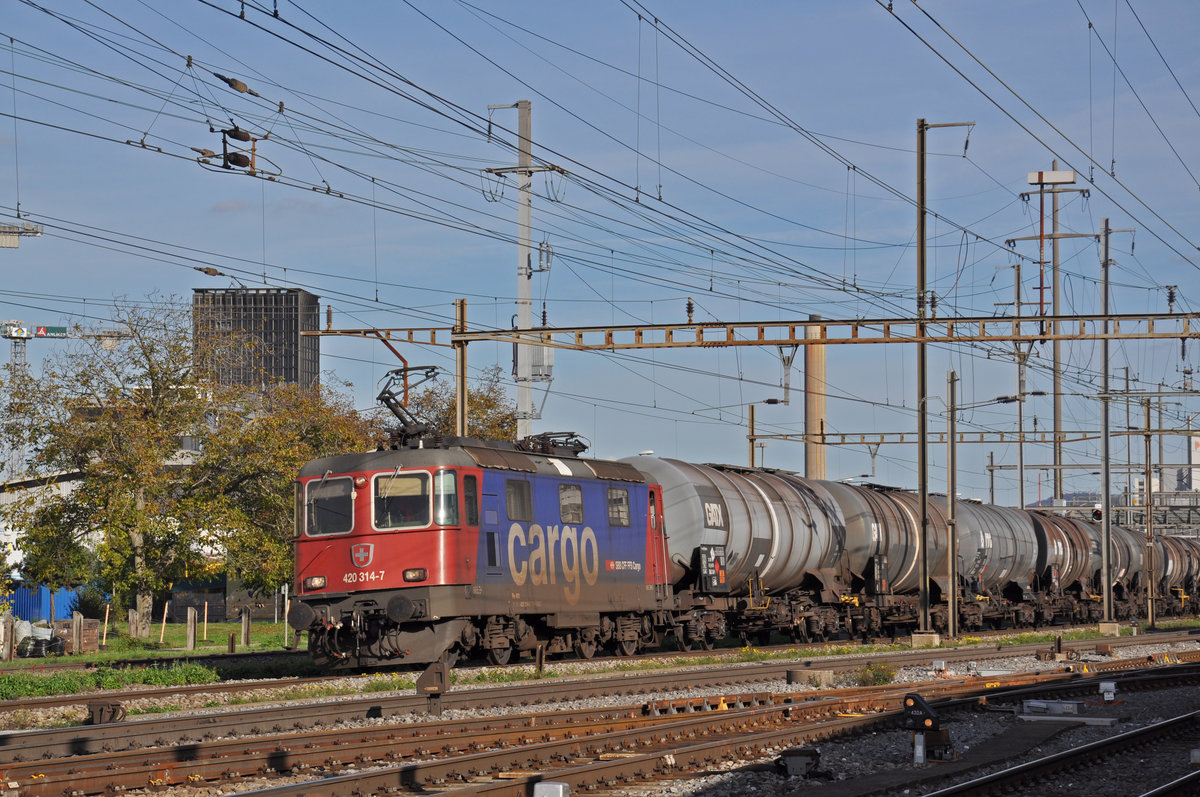 Re 420 314-7 durchfährt den Bahnhof Pratteln. Die Aufnahme stammt vom 25.10.2019.