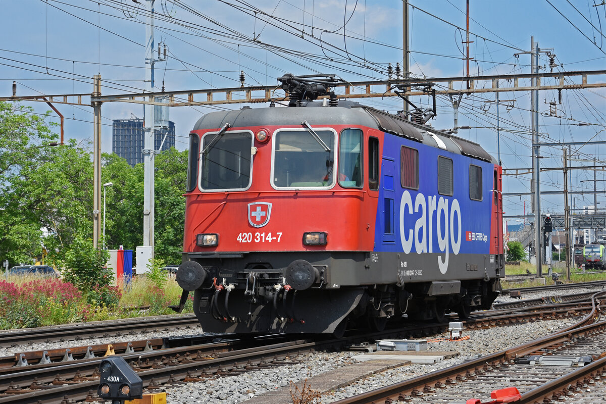 Re 420 314-7 durchfährt solo den Bahnhof Pratteln. Die Aufnahme stammt vom 11.06.2021.