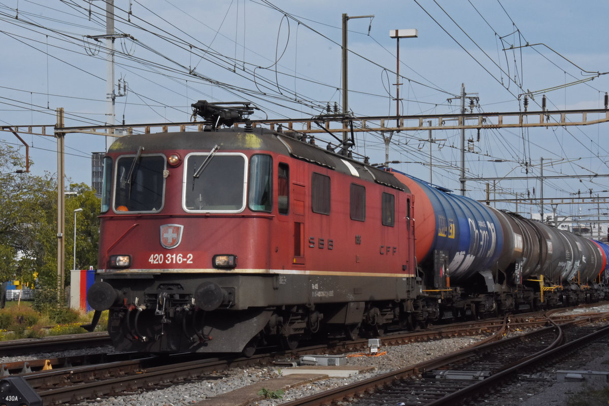 Re 420 316-2 durchfährt den Bahnhof Pratteln. Die Aufnahme stammt vom 22.09.2020.