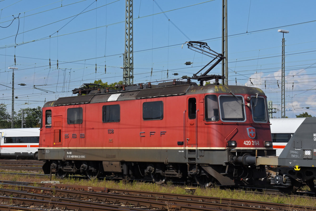 Re 420 318-8 durchfährt den badischen Bahnhof. Die Aufnahme stammt vom 10.09.2020.