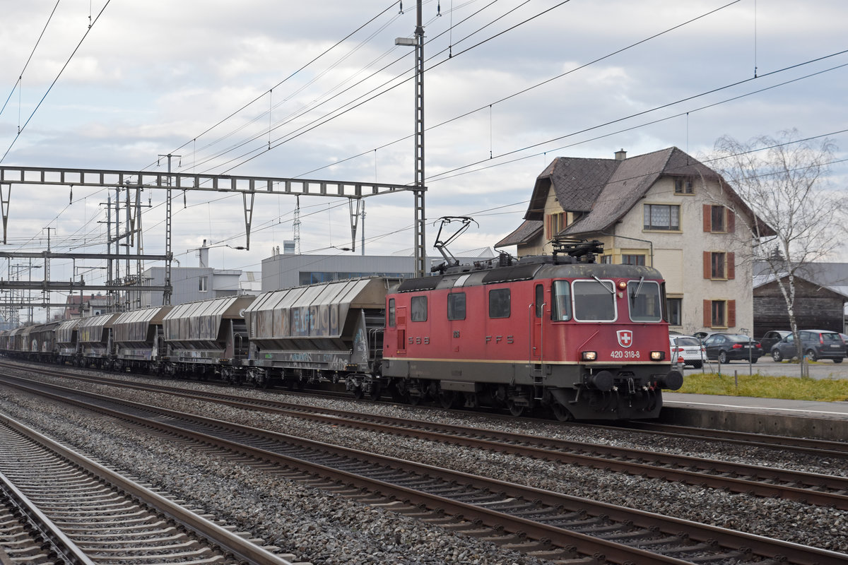 Re 420 318-8 durchfährt den Bahnhof Rupperswil. Die Aufnahme stammt vom 17.01.2020.