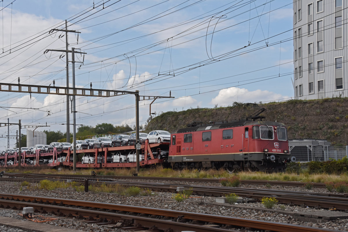 Re 420 318-8 durchfährt den Bahnhof Pratteln. Die Aufnahme stammt vom 22.09.2020.