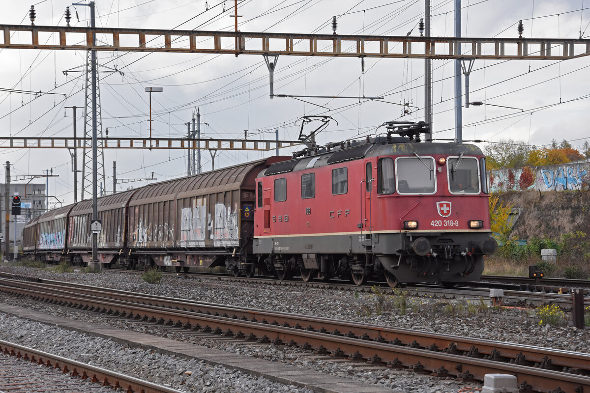 Re 420 318-8 durchfährt den Bahnhof Pratteln. Die Aufnahme stammt vom 04.11.2021.