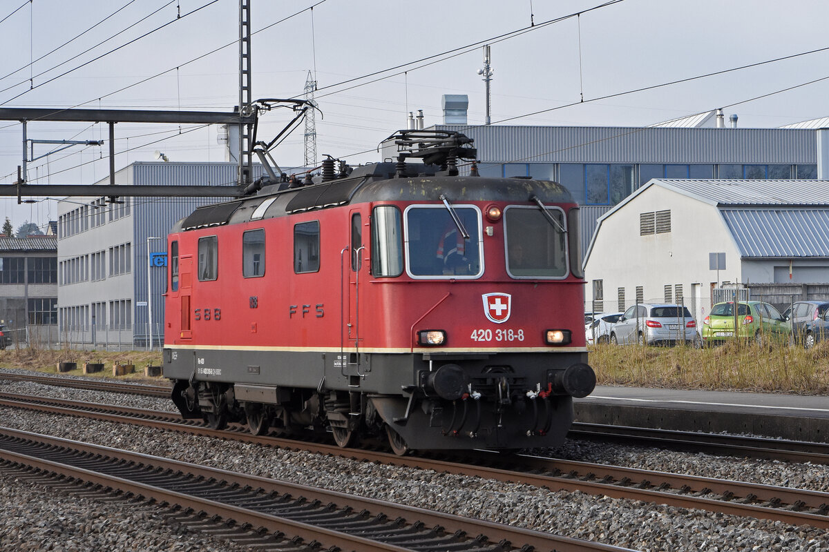 Re 420 318-8 durchfährt solo den Bahnhof Rupperswil. Die Aufnahme stammt vom 04.02.2022.