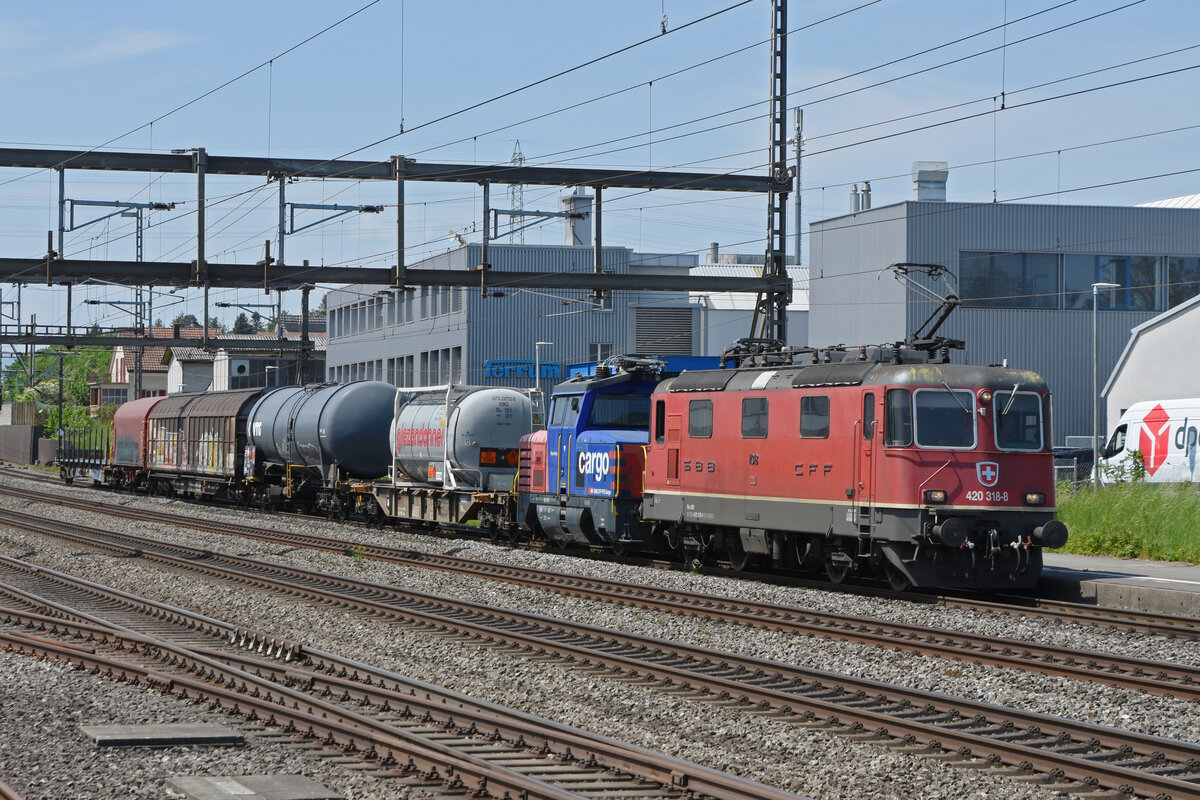 Re 420 318-8 und die Eem 923 029-3 durchfahren den Bahnhof Rupperswil. Die Aufnahme stammt vom 12.05.2022.