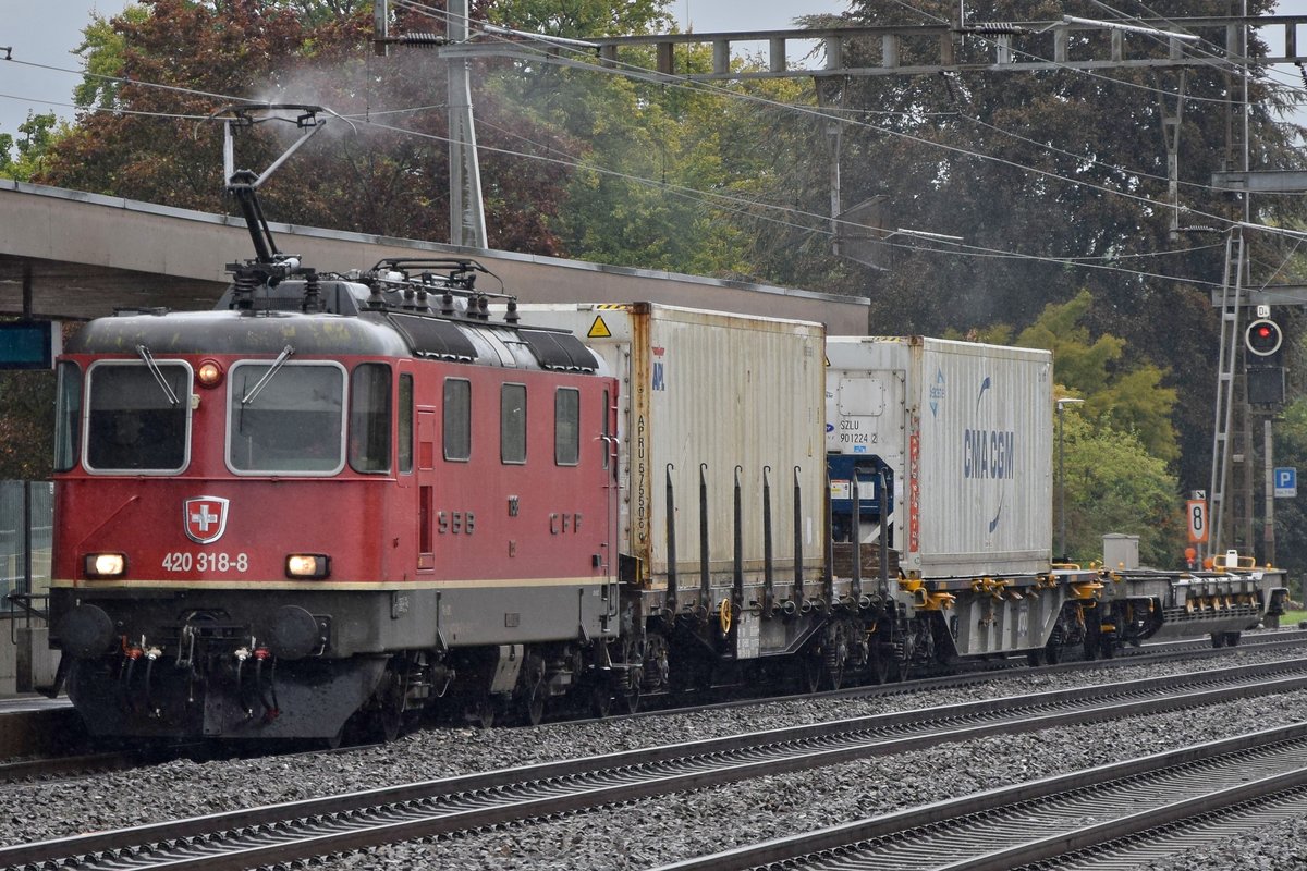 Re 420 318-8 mit einem Kurzgüterzug bei der Durchfahrt in Rupperswil am 05.10.2019.
