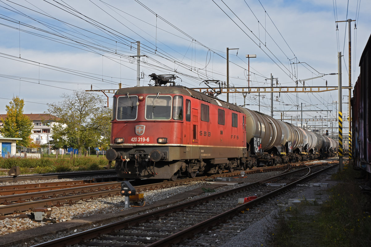 Re 420 319-6 durchfährt den Bahnhof Pratteln. Die Aufnahme stammt vom 20.10.2020.
