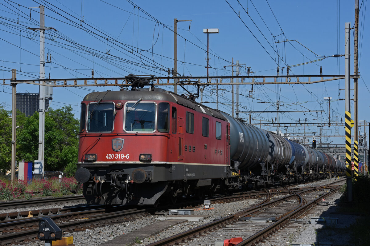 Re 420 319-6 durchfährt den Bahnhof Pratteln. Die Aufnahme stammt vom 18.05.2022.