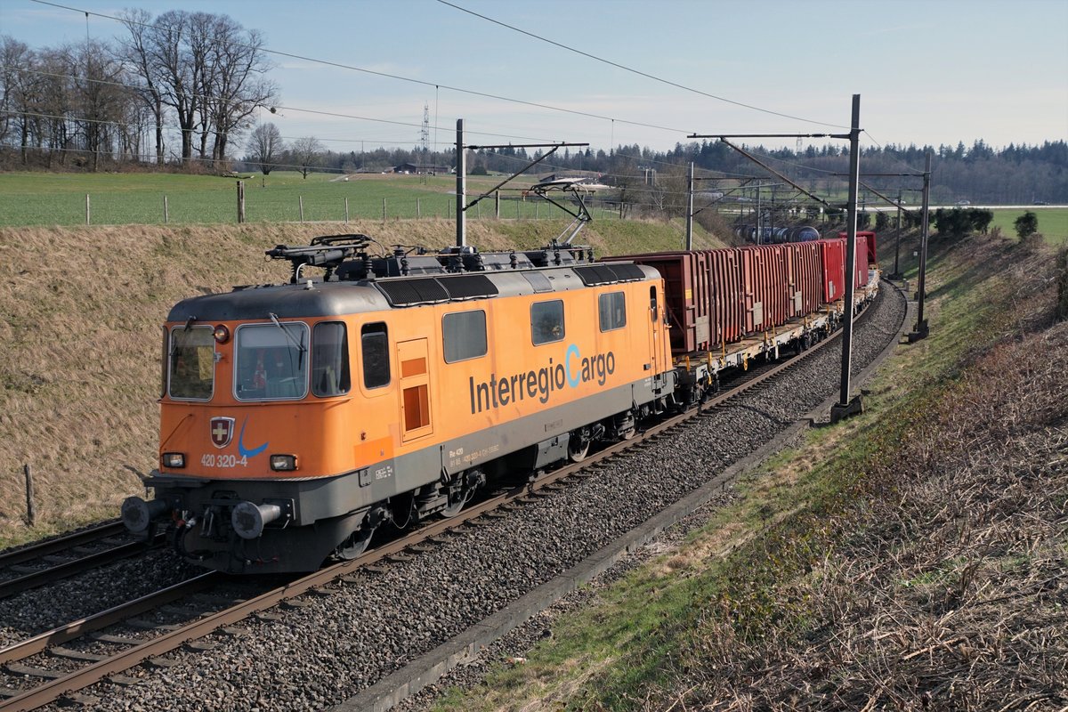 Re 420 320-2 mit dem Güterzug Solothurn-RBL bei Niederbipp am 23. März 2021.
Foto: Walter Ruetsch