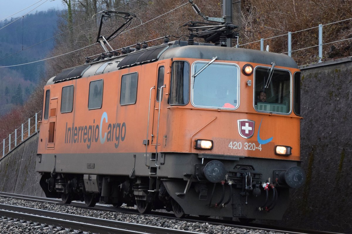 Re 420 320-4 ist als Lokzug am 27.12.2019 bei Schinznach-Dorf in Richtung Brugg AG unterwegs.