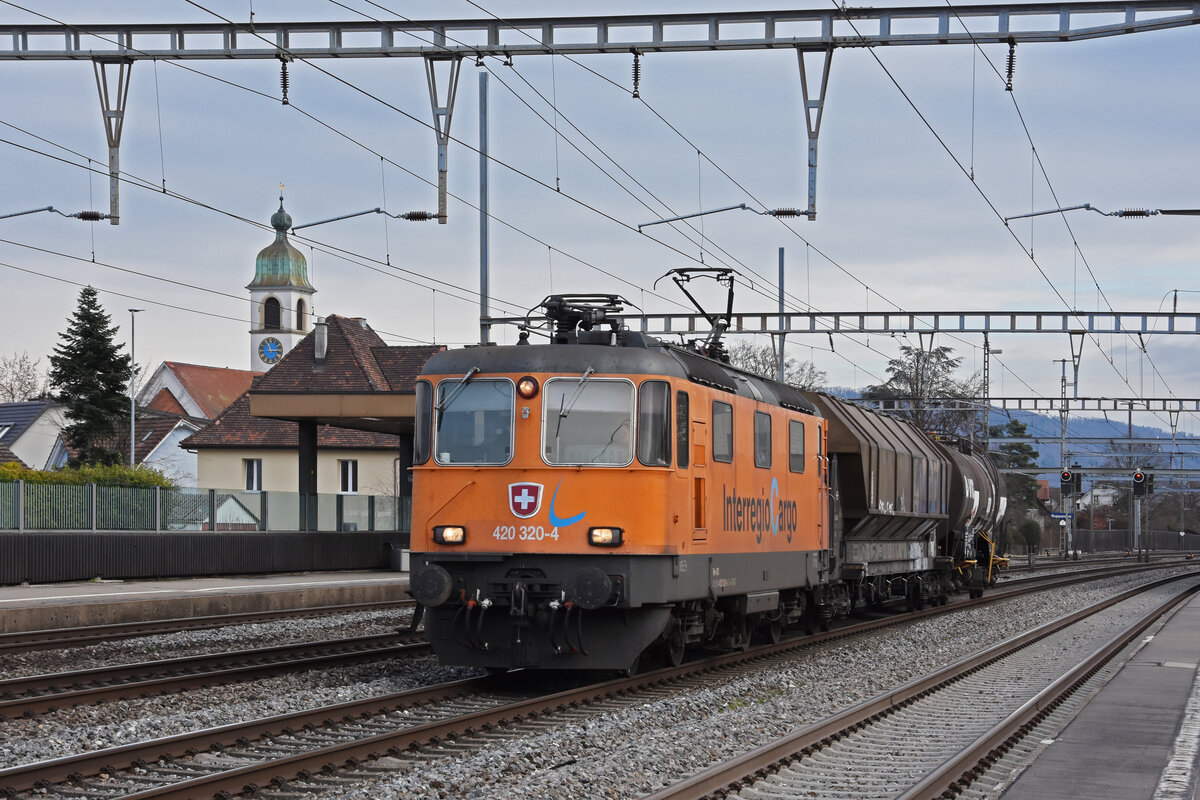 Re 420 320-4 durchfährt den Bahnhof Rupperswil. Die Aufnahme stammt vom 07.01.2022.
