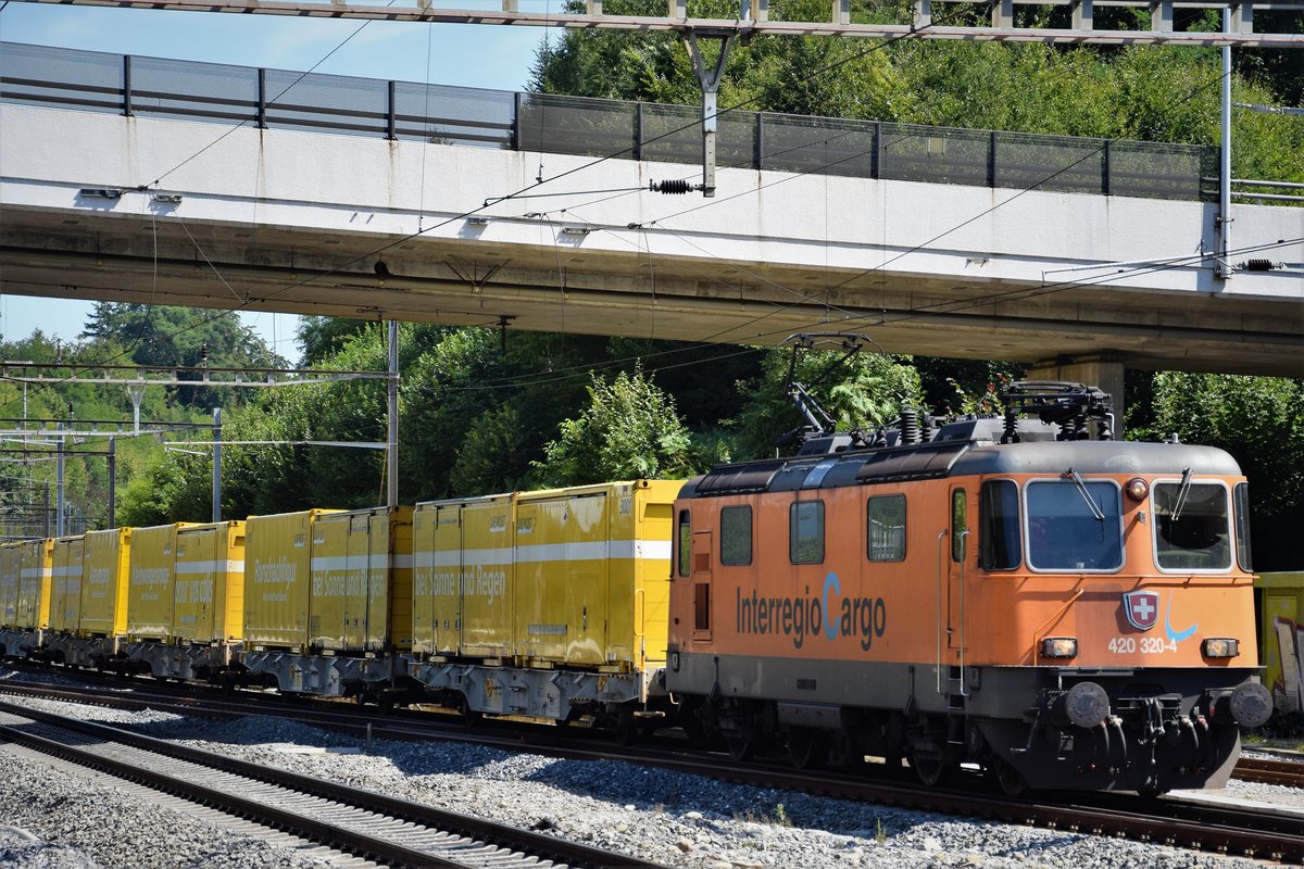 Re 420 320-4 zieht am 23.08.2017 ihren Postzug durch Othmarsingen in Richtung Aarau.