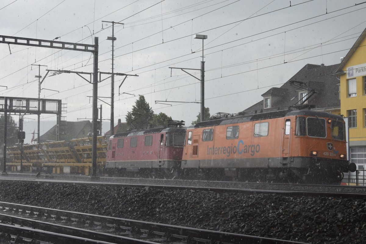 Re 420 320-4 zusammen mit ihrer Schwester 11331 am 30.05.2018 in Lenzburg in Richtung Othmarsingen während des heftigen Gewitters mit starkem Regen und Hagel. Auch ich war schon lange nicht mehr so schnell bis auf die Haut durchnässt....