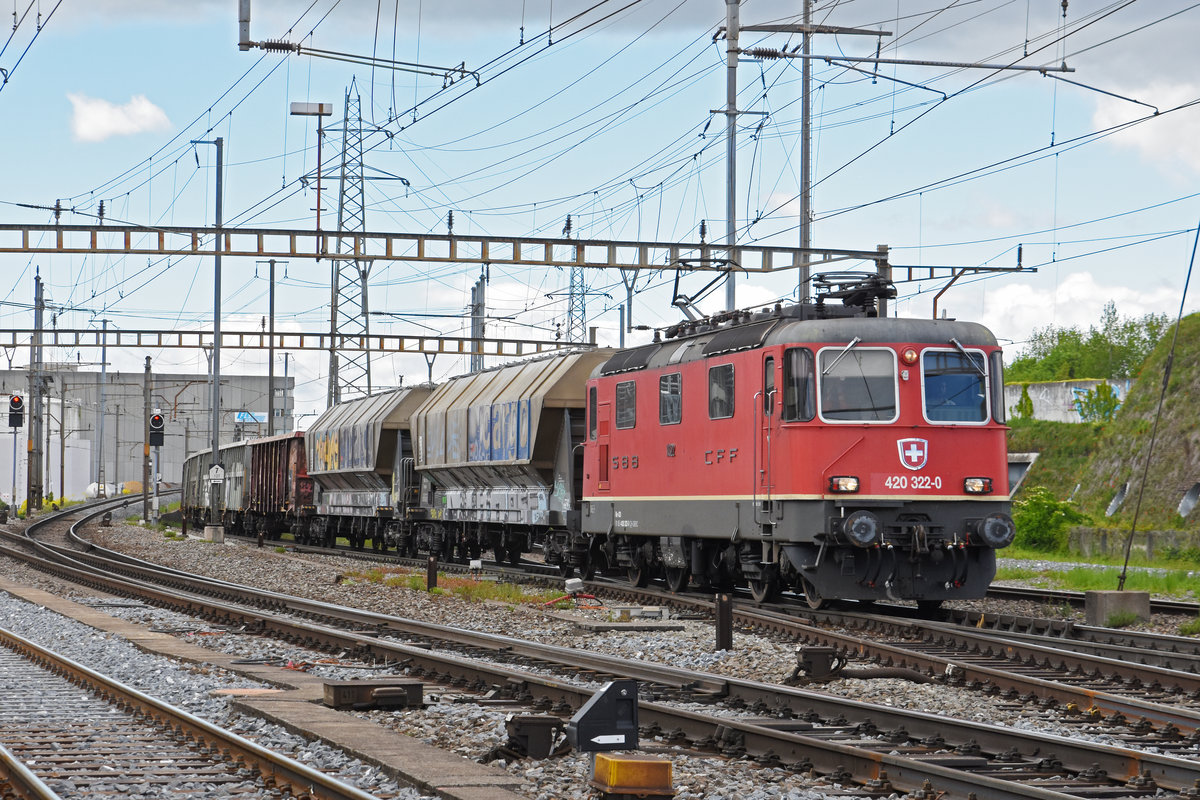 Re 420 322-0 durchfährt den Bahnhof Pratteln. Die Aufnahme stammt vom 09.05.2019.