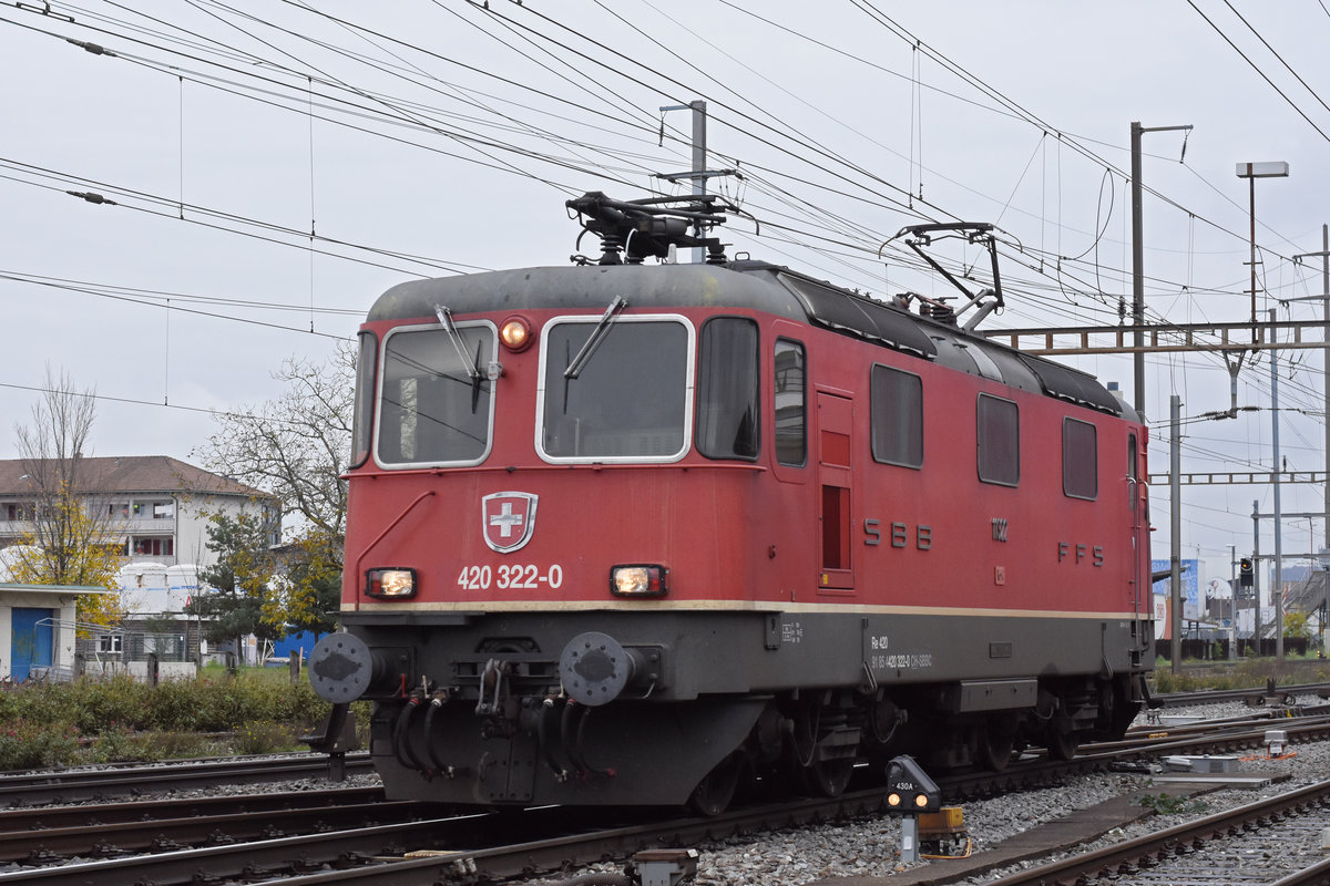 Re 420 322-0 durchfährt den Bahnhof Pratteln. Die Aufnahme stammt vom 04.11.2020.