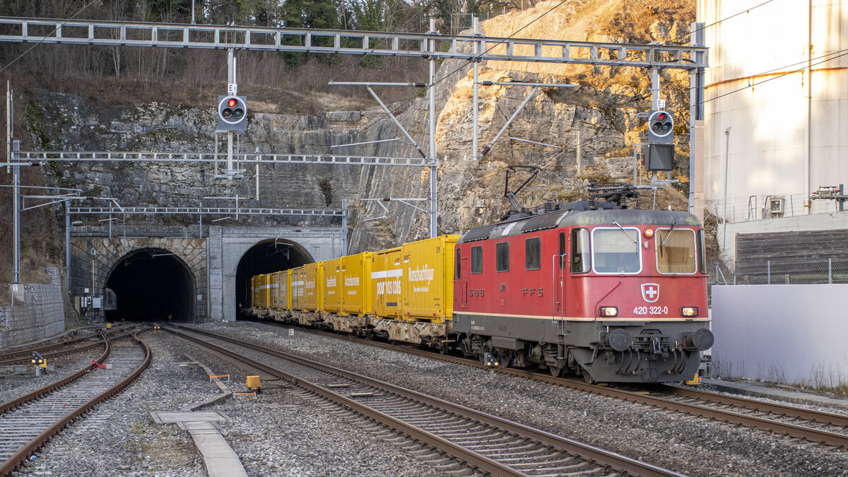 Re 420 322-0 durchfährt mit einem Postzug Eclépens auf dem Weg nach Daillens, aufgenommen am 06.01.2022.