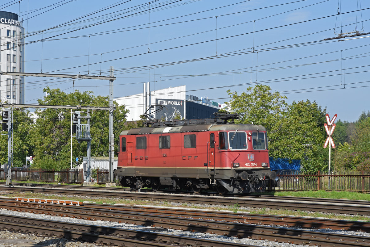 Re 420 324-6 durchfährt den Bahnhof Pratteln. Die Aufnahme stammt vom 11.09.2019.