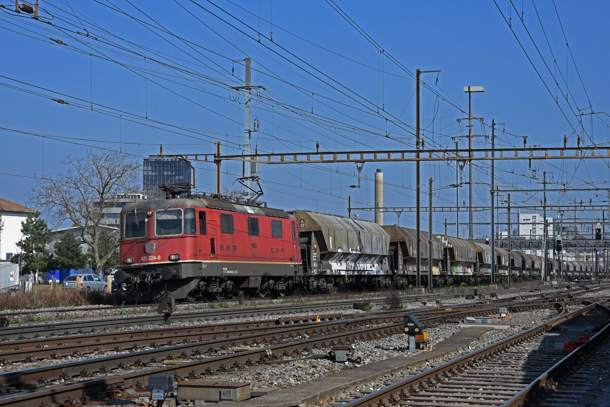 Re 420 324-6 durchfährt den Bahnhof Pratteln. Die Aufnahme stammt vom 24.03.2022.