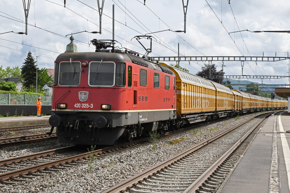 Re 420 325-3 durchfährt am 12.05.2023 den Bahnhof Rupperswil.