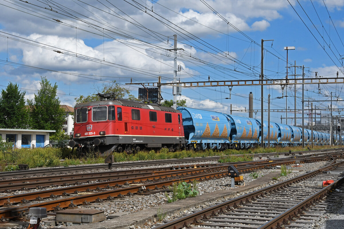 Re 420 325-3 durchfährt am 01.09.2023 den Bahnhof Pratteln.