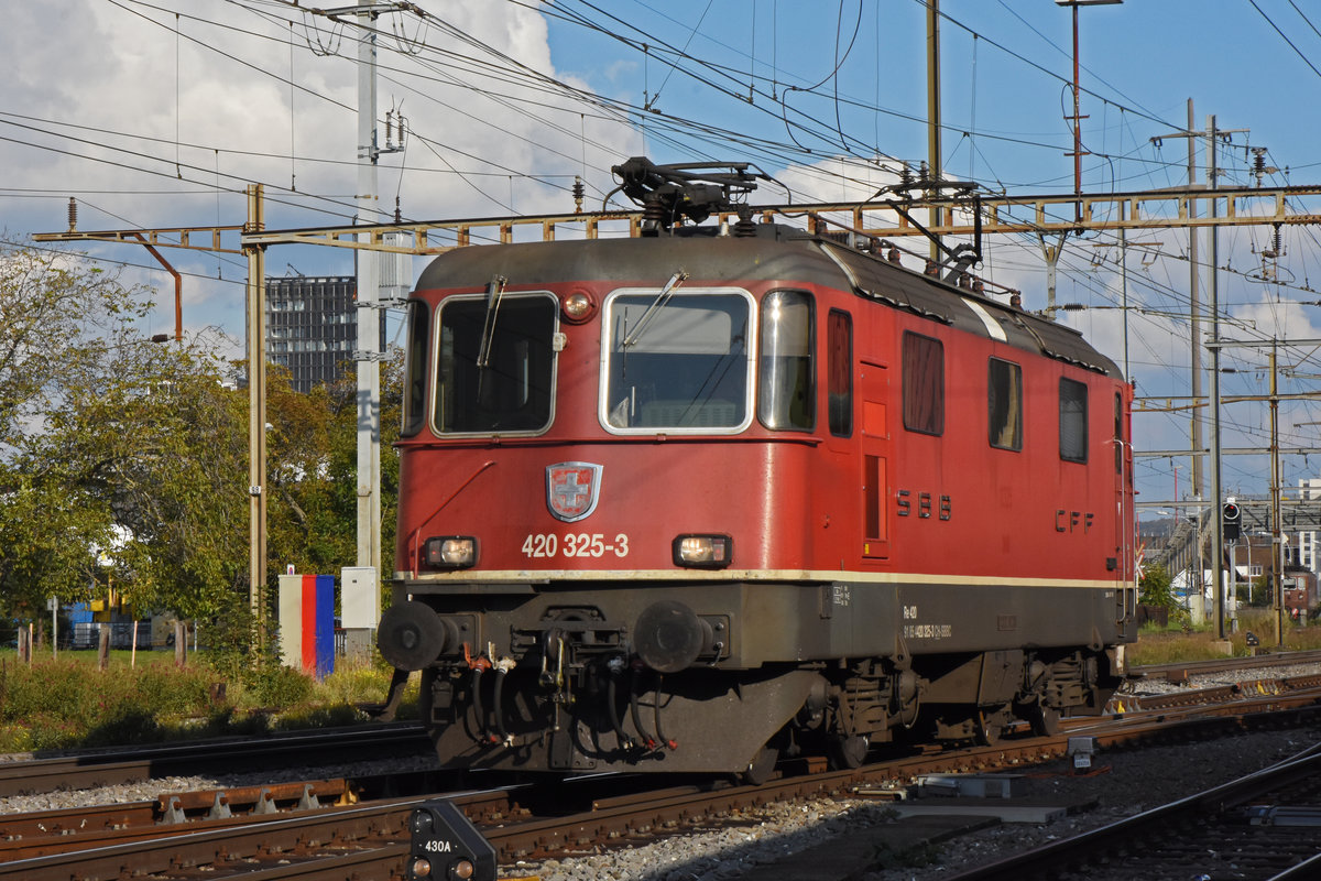 Re 420 325-3 durchfährt solo den Bahnhof Pratteln. Die Aufnahme stammt vom 14.10.2020.