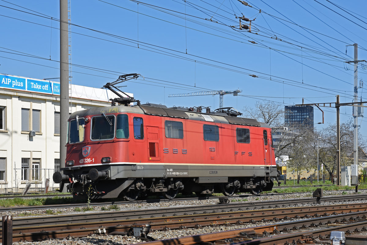 Re 420 326-1 durchfährt den Bahnhof Pratteln. Die Aufnahme stammt vom 01.04.2020.