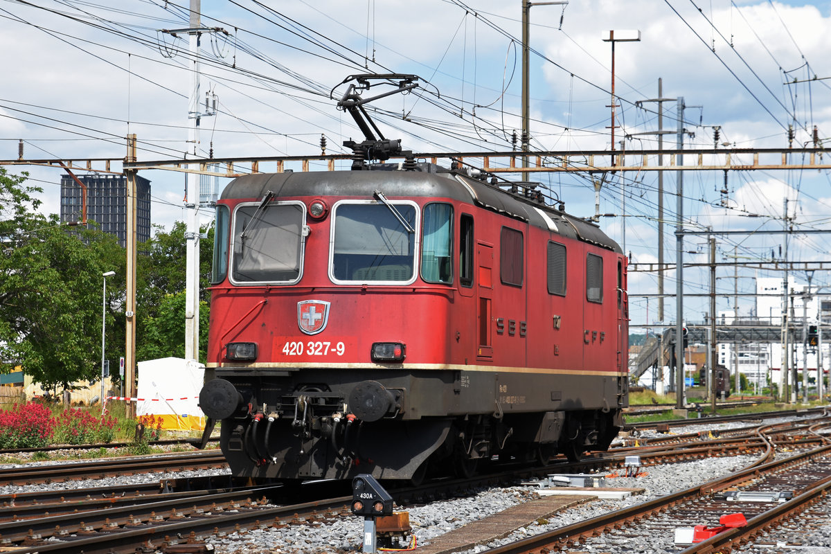 Re 420 327-9 durchfährt den Bahnhof Pratteln. Die Aufnahme stammt vom 31.05.2019.