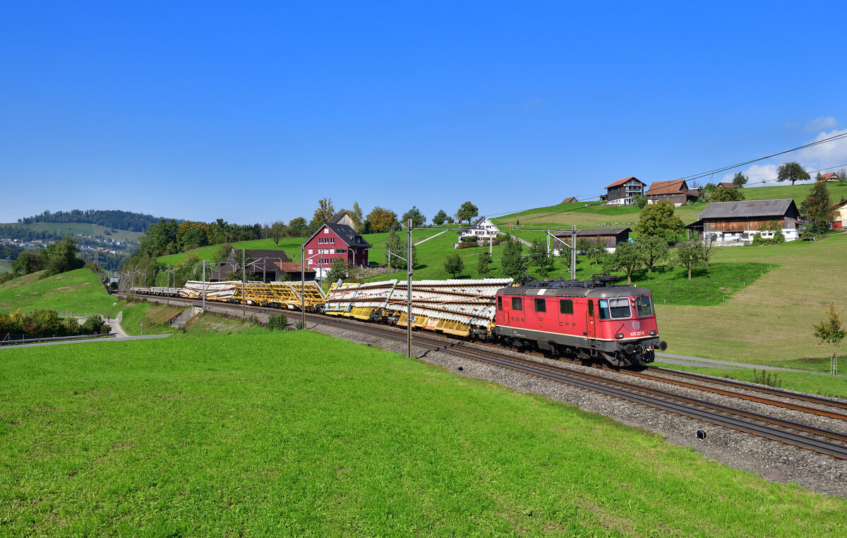 Re 420 327 mit einem Güterzug am 06.10.2022 bei Immensee.