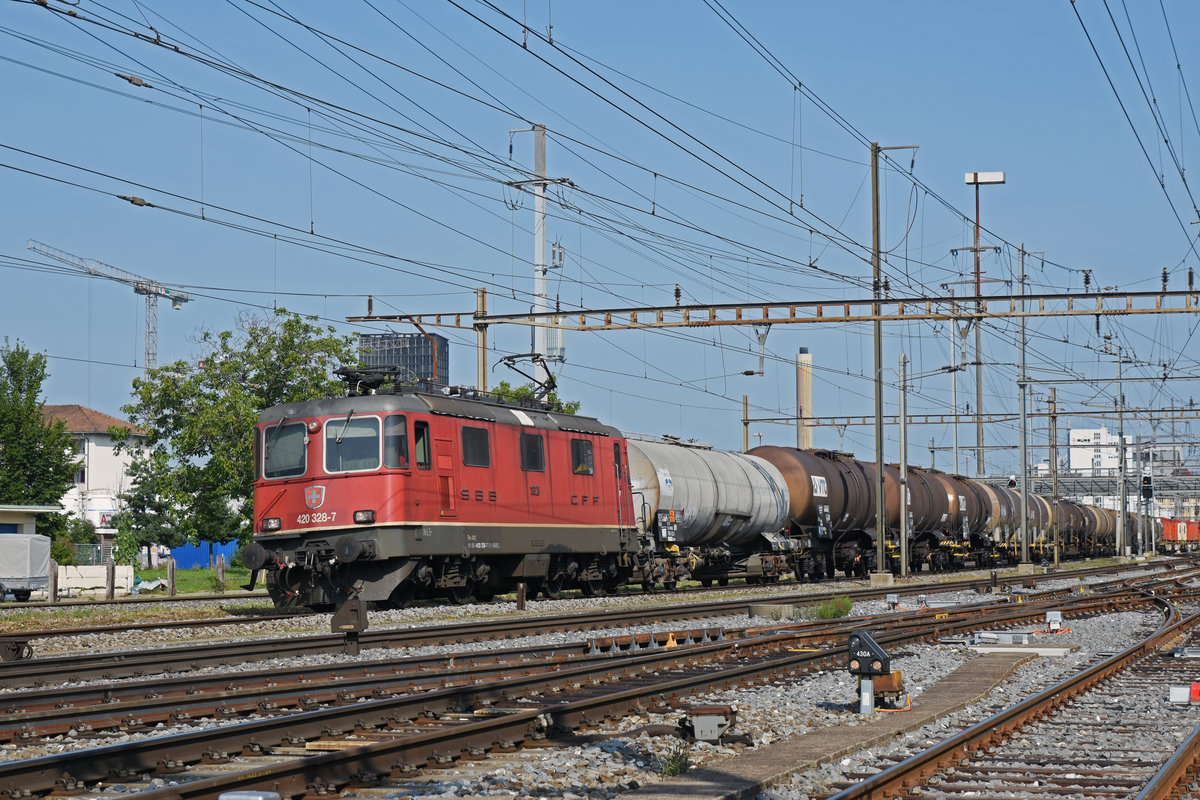 Re 420 328-7 durchfährt den Bahnhof Pratteln. Die Aufnahme stammt vom 27.08.2019.