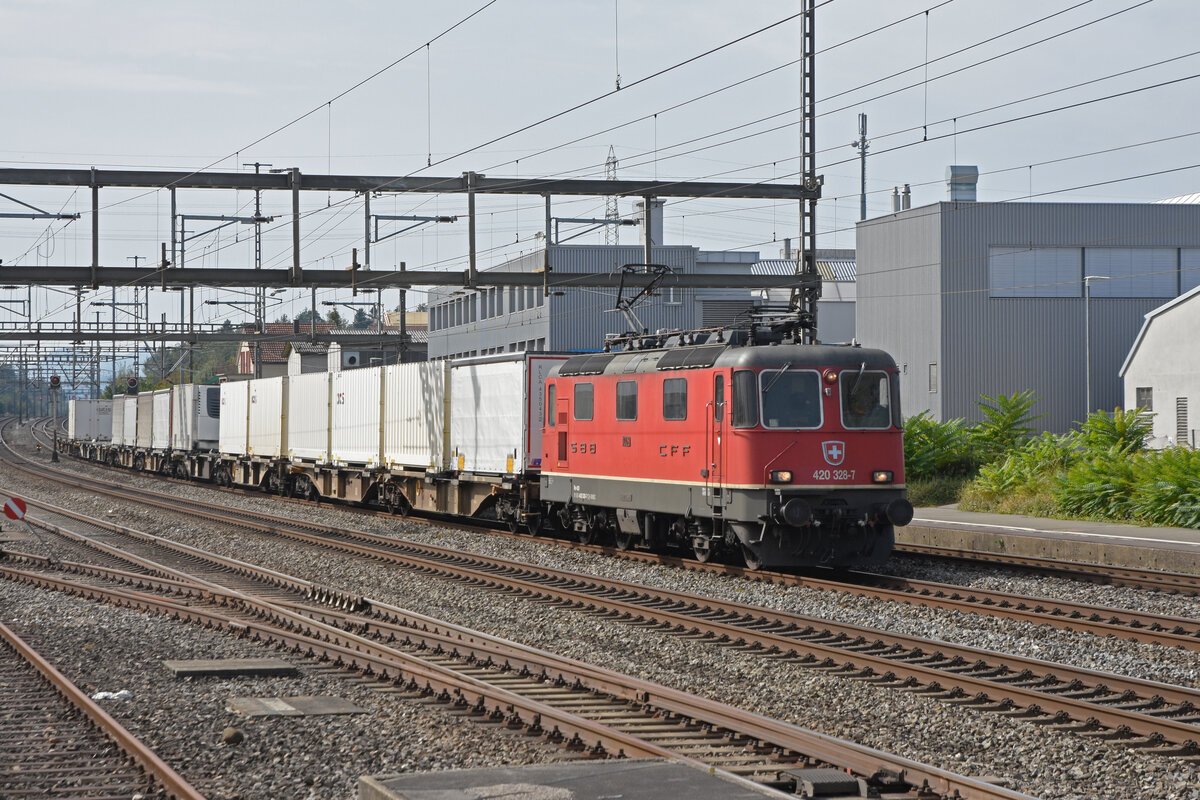Re 420 328-7 durchfährt den Bahnhof Rupperswil. Die Aufnahme stammt vom 25.09.2021.