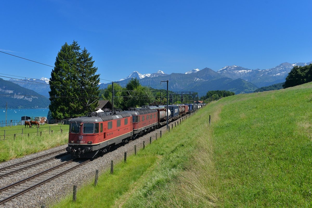 Re 420 328 und eine Re 620 mit einem KLV am 11.06.2017 bei Spiez. 