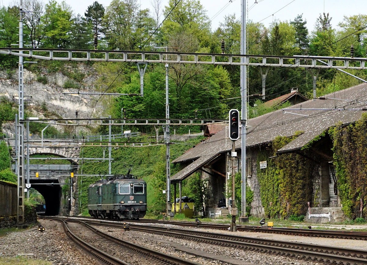 Re 420 330-0.
Re 430 364-0.

Das wird es so schnell nicht wieder geben.

Die Re 4/4ᴵᴵ oder Re 420 sind Universal-Elektrolokomotiven der SBB und kommen dementsprechend vor allen Kategorien von Reisezügen wie auch Güterzügen zum Einsatz. Schwere Züge werden in Doppeltraktion befördert, schwere Güterzüge häufig zusammen mit Re 6/6.

Die Re 4/4ᴵᴵᴵ oder Re 430 sind Elektrolokomotiven der SBB. Sie sind bis auf das Getriebe identisch mit der Re 4/4ᴵᴵ, haben jedoch auf Grund der anderen mechanischen Übersetzung die verlangte Zugkraftspitze für die Rampenstrecken am Gotthard im verlangten Geschwindigkeitsbereich von 80 km/h.

Nur noch bei diese beiden Lokomotiven von SBB CARGO ist der ehemalige grünen Anstrich der SBB erhalten geblieben.

Über das Wochenende vom 18. und 19. April 2020 waren sie gleich als Doppeltraktion in verschiedene Dienste eingeteilt und erinnerten an die alten und schönen Zeiten der Schweizerischen Bundesbahn/SBB-CFF-FFS.

Lokzug nach Dagmersellen nach dem Passieren des kurzen Tunnels Aarburg.

Fotostandort öffentlicher Vorplatz eines Wohnhauses. Bildausschnitt Fotoshop.
Foto: Walter Ruetsch
