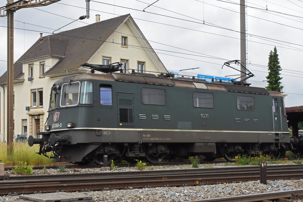 Re 420 330-3 durchfährt den Bahnhof Pratteln. Die Aufnahme stammt vom 11.06.2019.