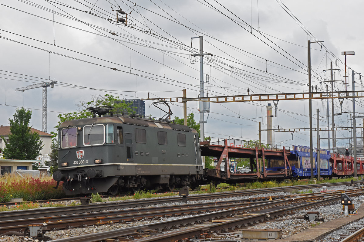 Re 420 330-3 durchfährt den Bahnhof Pratteln. Die Aufnahme stammt vom 11.06.2019.