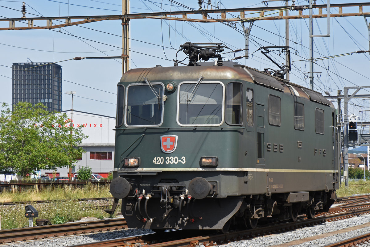 Re 420 330-3 durchfährt solo den Bahnhof Pratteln. Die Aufnahme stammt vom 22.07.2019.