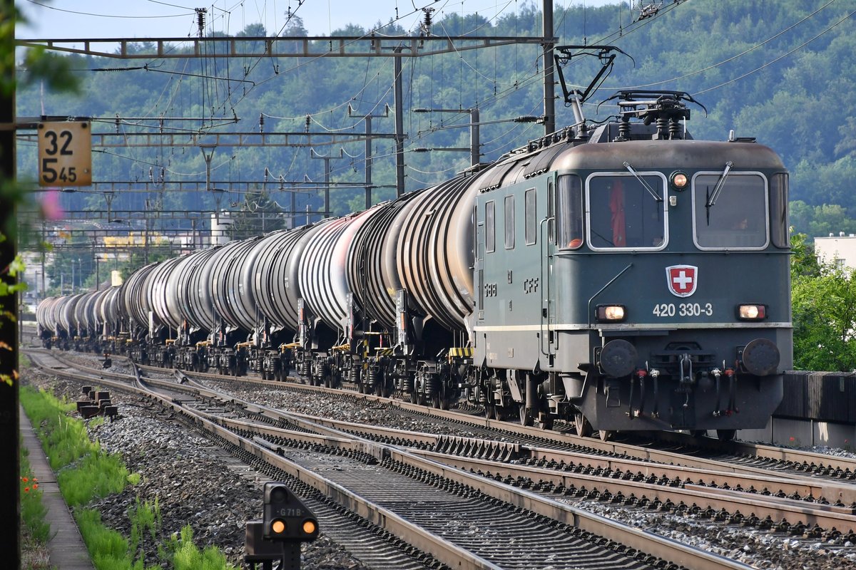 Re 420 330-3 unterwegs mit einem Kesselzug bei Brugg Nord in Richtung Basel am Morgen des 23.05.2020.